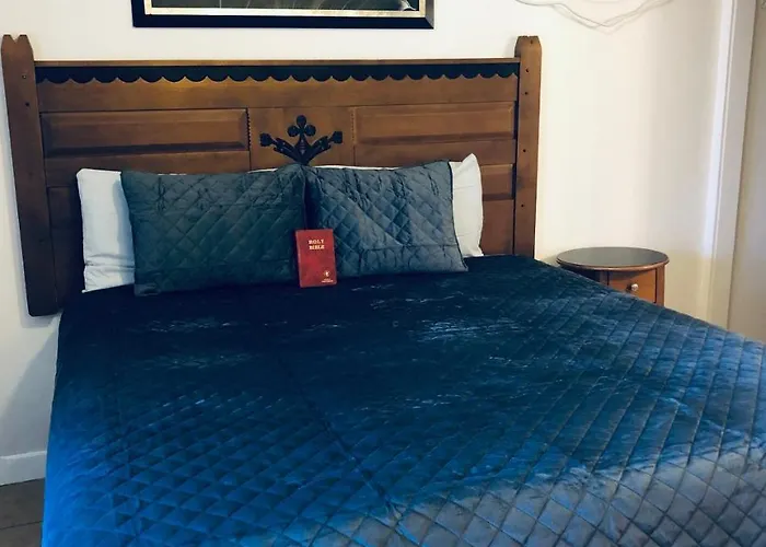 Pine View Motel 2*
