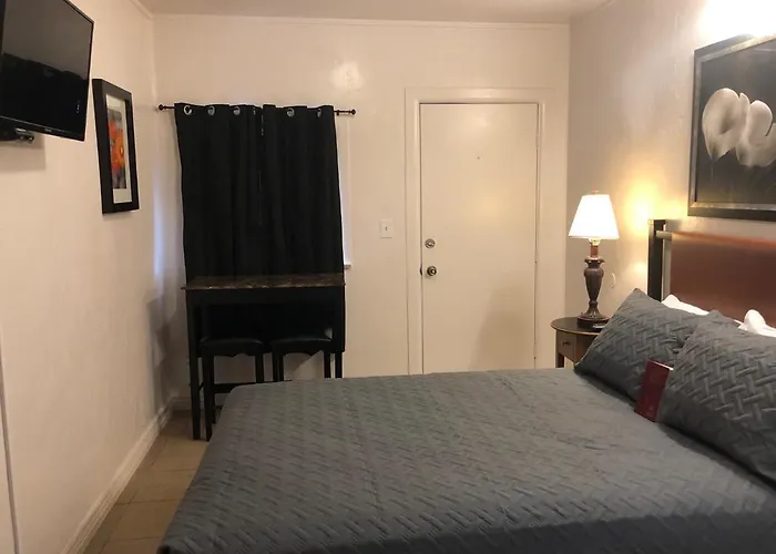 Pine View Motel 2*